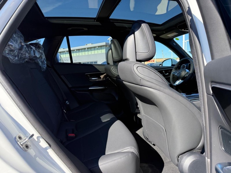 Mercedes-Benz GLC Vehicle Full-screen Gallery Image 7