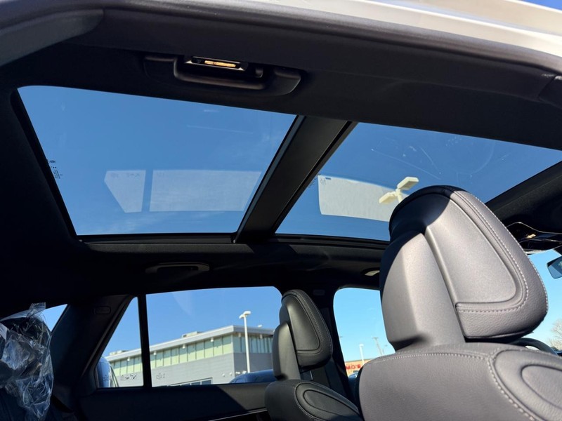 Mercedes-Benz GLC Vehicle Full-screen Gallery Image 8