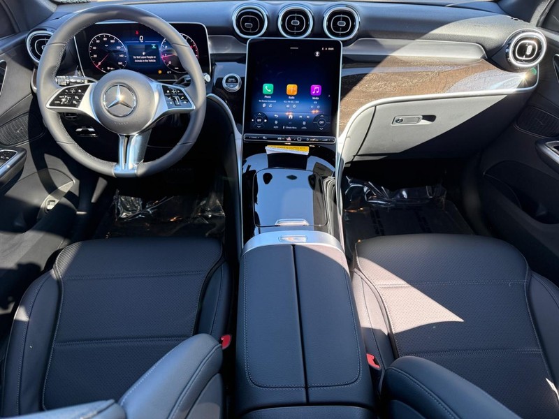 Mercedes-Benz GLC Vehicle Full-screen Gallery Image 9