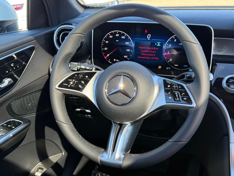 Mercedes-Benz GLC Vehicle Full-screen Gallery Image 10