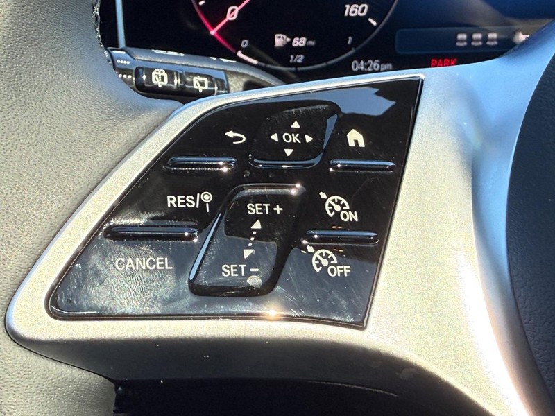 Mercedes-Benz GLC Vehicle Full-screen Gallery Image 11