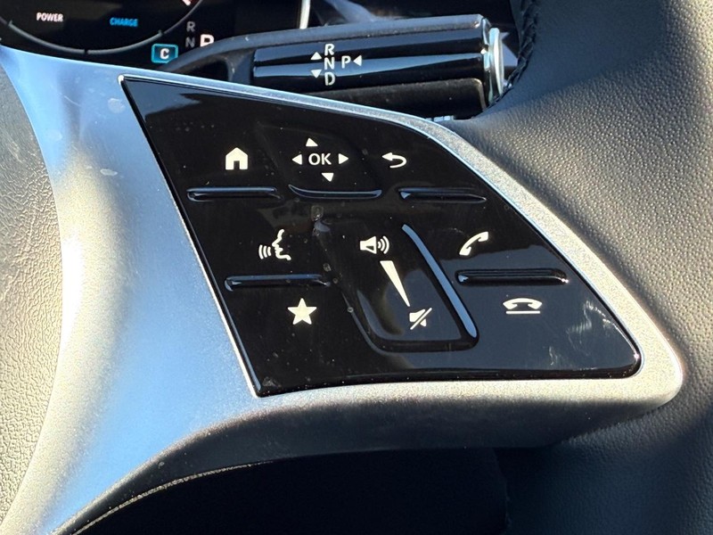 Mercedes-Benz GLC Vehicle Full-screen Gallery Image 12