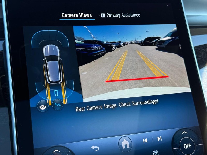 Mercedes-Benz GLC Vehicle Full-screen Gallery Image 15