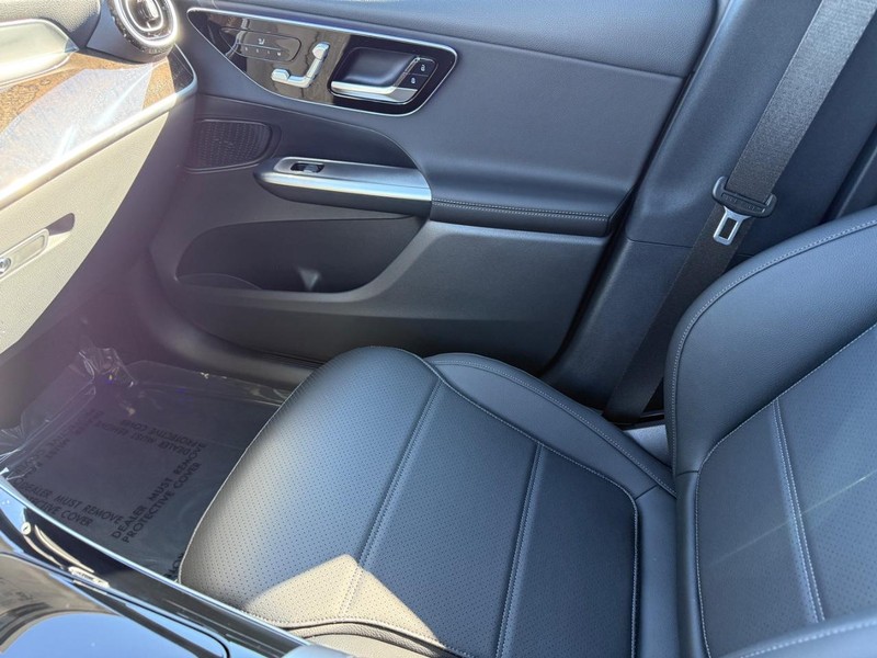 Mercedes-Benz GLC Vehicle Full-screen Gallery Image 17