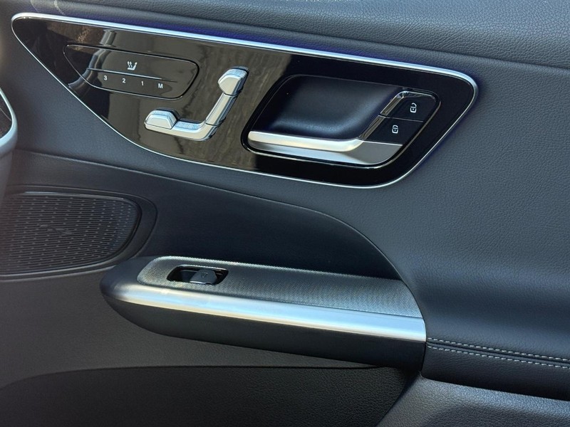 Mercedes-Benz GLC Vehicle Full-screen Gallery Image 18