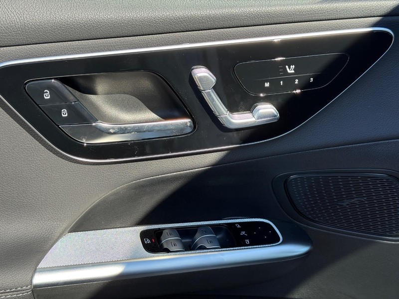 Mercedes-Benz GLC Vehicle Full-screen Gallery Image 19