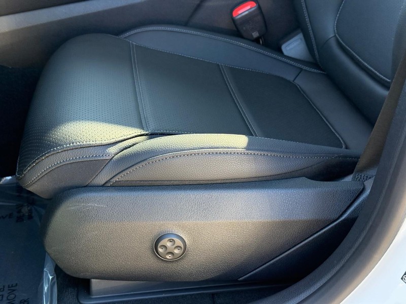 Mercedes-Benz GLC Vehicle Full-screen Gallery Image 20