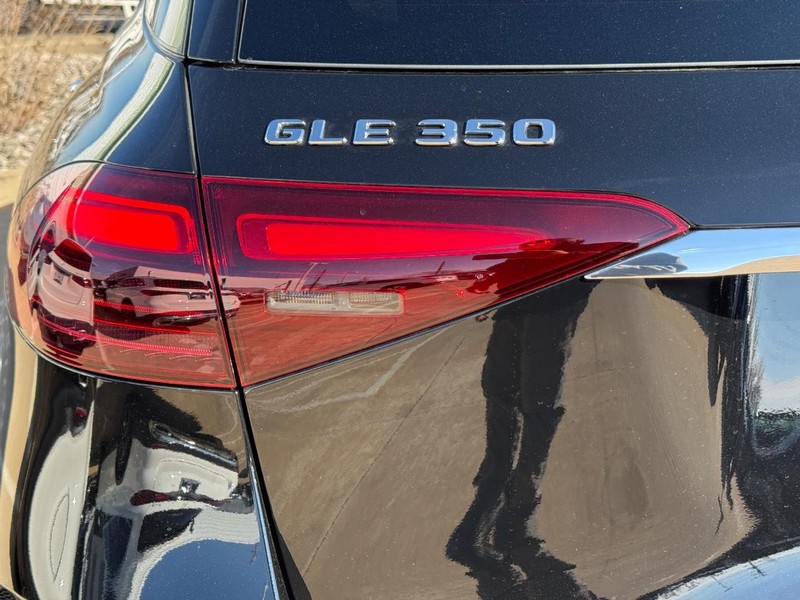 Mercedes-Benz GLE Vehicle Full-screen Gallery Image 4