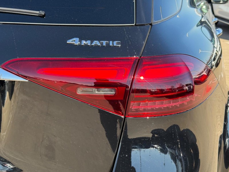 Mercedes-Benz GLE Vehicle Full-screen Gallery Image 5