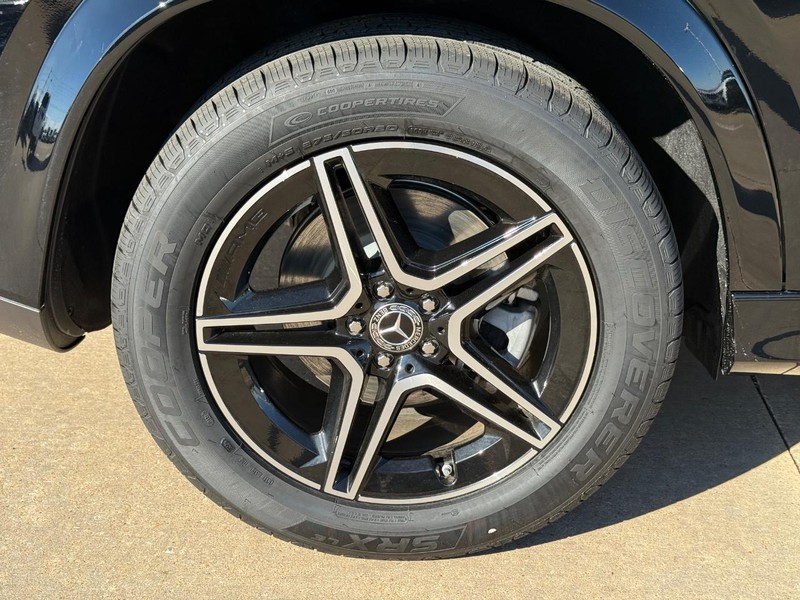 Mercedes-Benz GLE Vehicle Full-screen Gallery Image 6