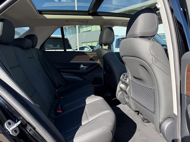 Mercedes-Benz GLE Vehicle Full-screen Gallery Image 7