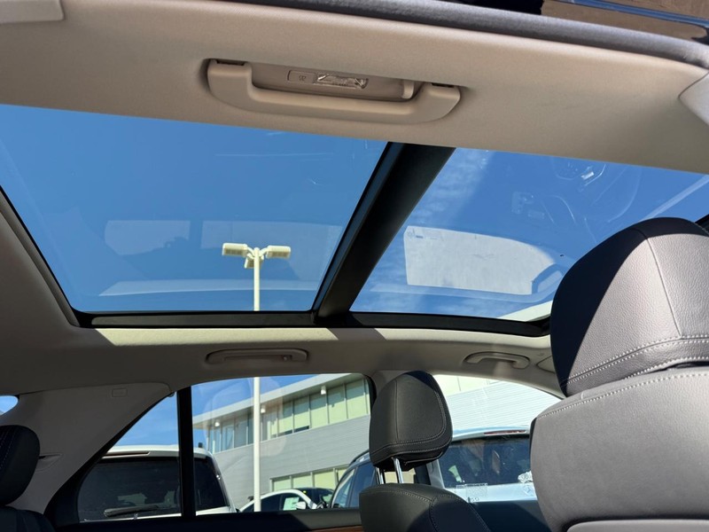 Mercedes-Benz GLE Vehicle Full-screen Gallery Image 8