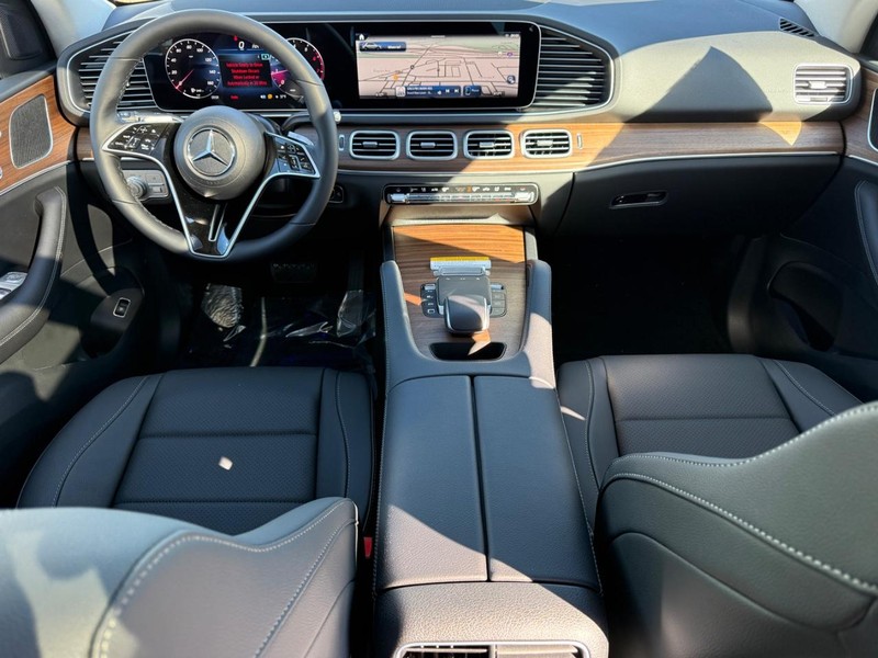 Mercedes-Benz GLE Vehicle Full-screen Gallery Image 9