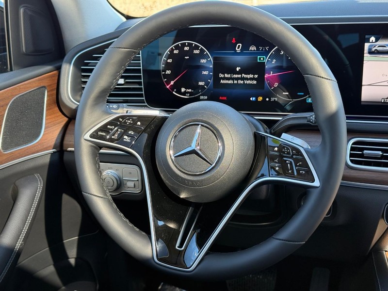 Mercedes-Benz GLE Vehicle Full-screen Gallery Image 10