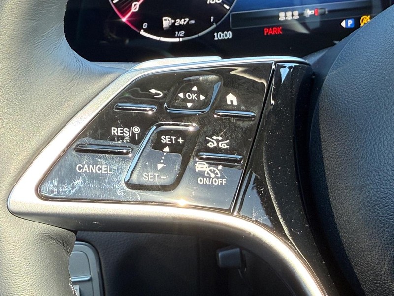 Mercedes-Benz GLE Vehicle Full-screen Gallery Image 11