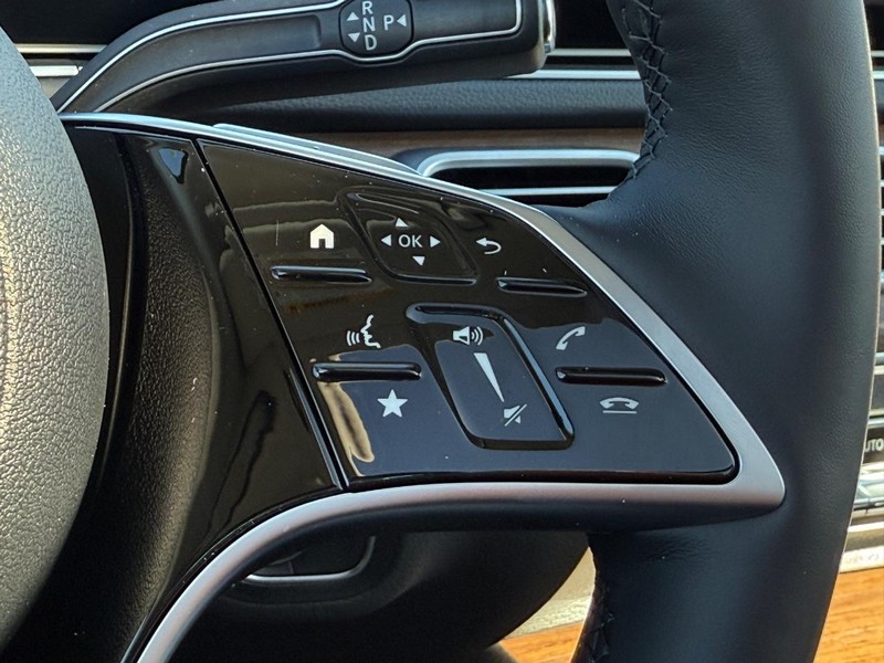 Mercedes-Benz GLE Vehicle Full-screen Gallery Image 12