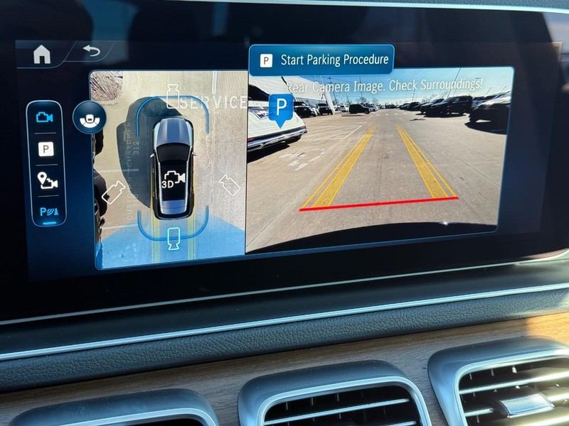 Mercedes-Benz GLE Vehicle Full-screen Gallery Image 14