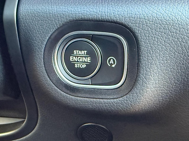 Mercedes-Benz GLE Vehicle Full-screen Gallery Image 15