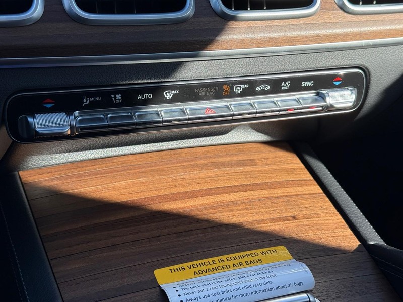 Mercedes-Benz GLE Vehicle Full-screen Gallery Image 16