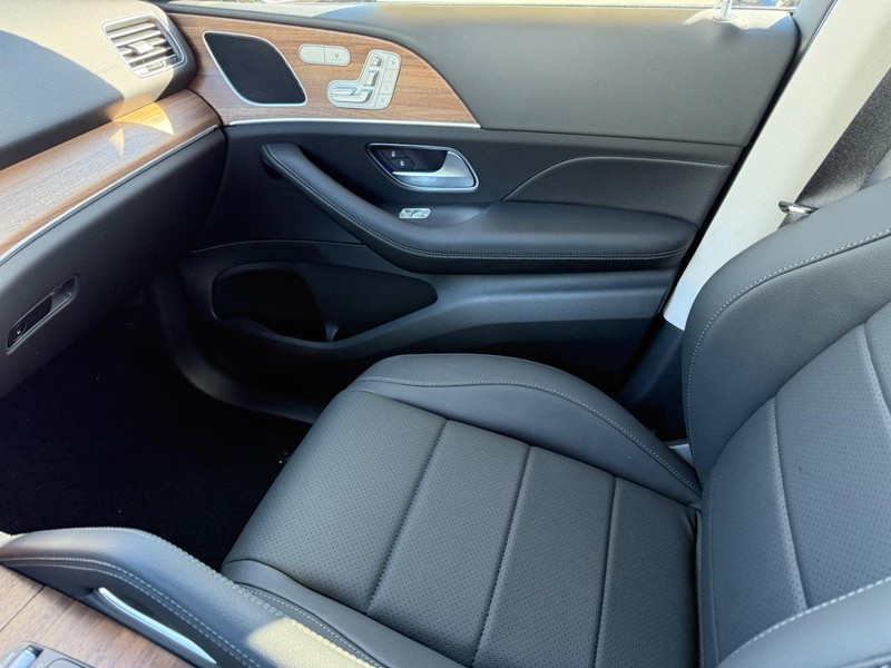 Mercedes-Benz GLE Vehicle Full-screen Gallery Image 18