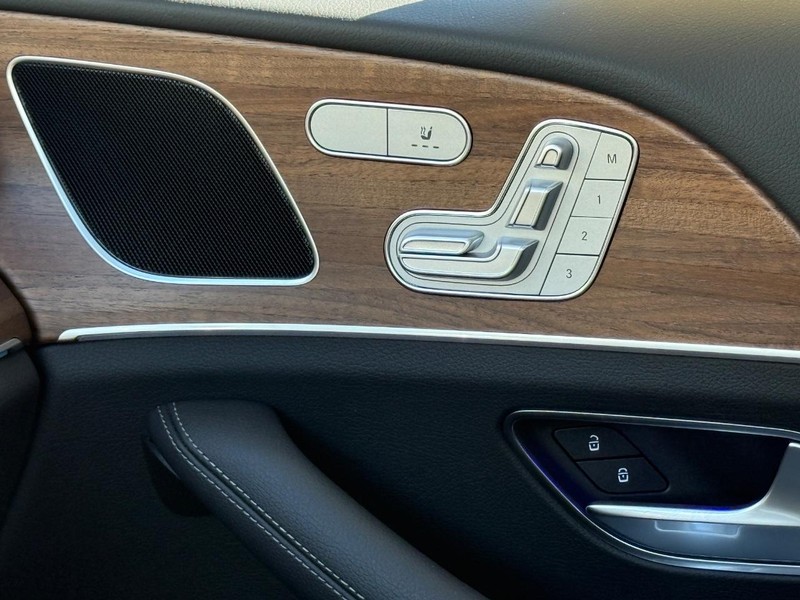 Mercedes-Benz GLE Vehicle Full-screen Gallery Image 19