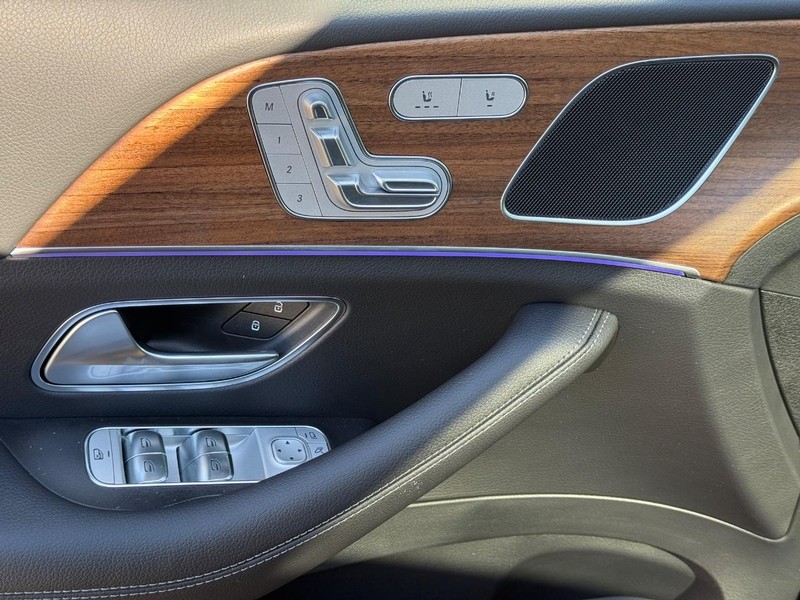 Mercedes-Benz GLE Vehicle Full-screen Gallery Image 20