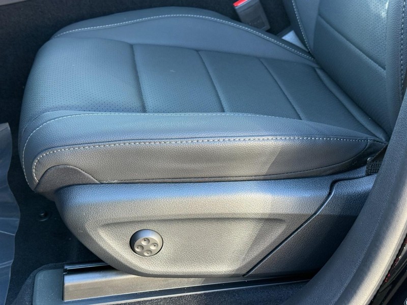 Mercedes-Benz GLE Vehicle Full-screen Gallery Image 21