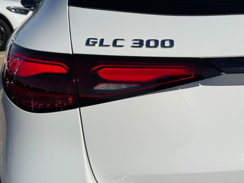 Mercedes-Benz GLC Vehicle Full-screen Gallery Image 4