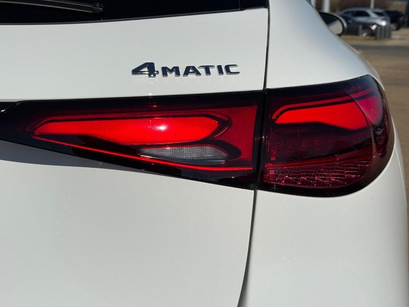 Mercedes-Benz GLC Vehicle Full-screen Gallery Image 5