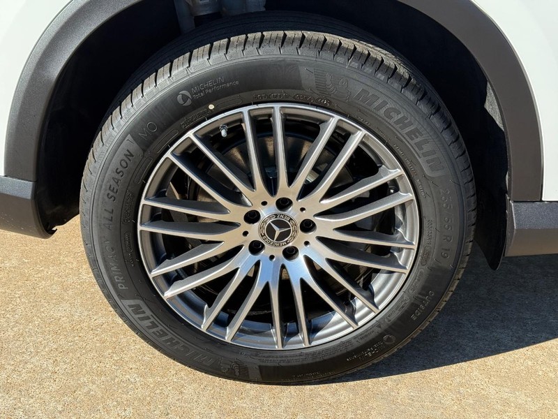 Mercedes-Benz GLC Vehicle Full-screen Gallery Image 6