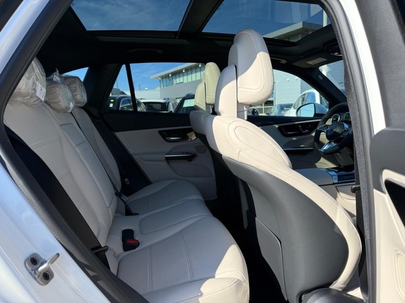 Mercedes-Benz GLC Vehicle Full-screen Gallery Image 7