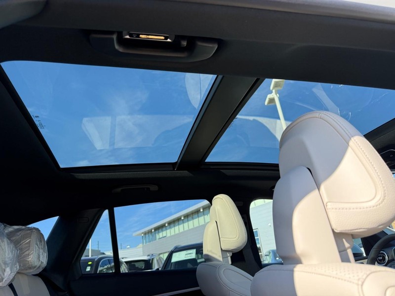 Mercedes-Benz GLC Vehicle Full-screen Gallery Image 8