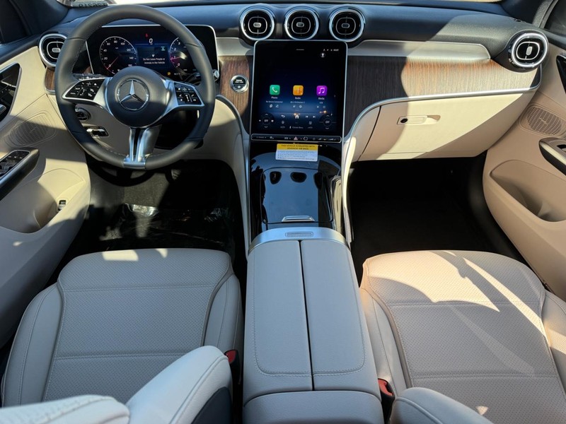 Mercedes-Benz GLC Vehicle Full-screen Gallery Image 9