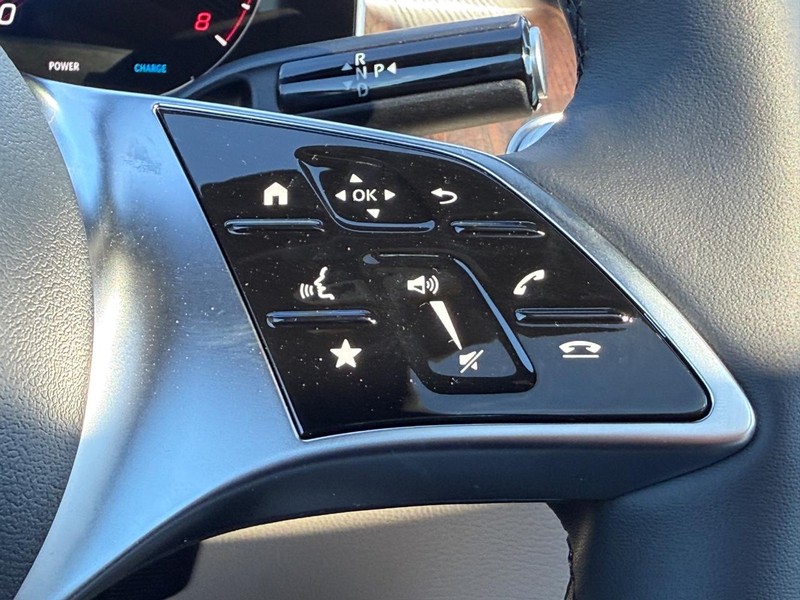 Mercedes-Benz GLC Vehicle Full-screen Gallery Image 12