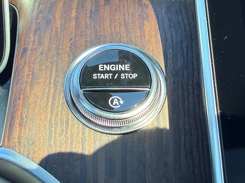 Mercedes-Benz GLC Vehicle Full-screen Gallery Image 13