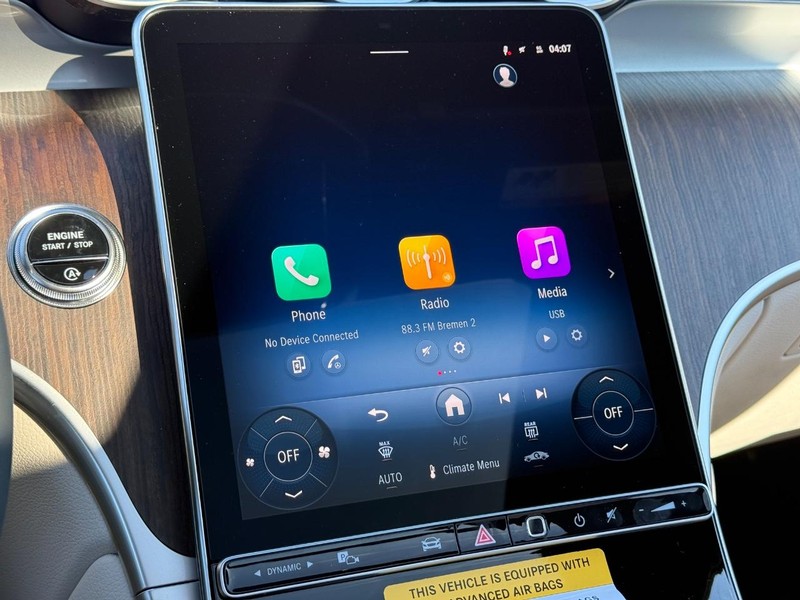 Mercedes-Benz GLC Vehicle Full-screen Gallery Image 14