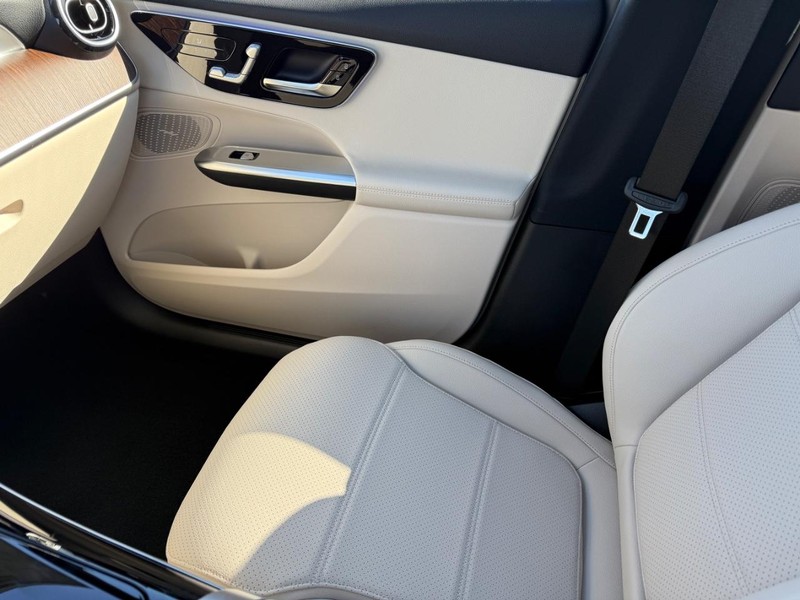 Mercedes-Benz GLC Vehicle Full-screen Gallery Image 17