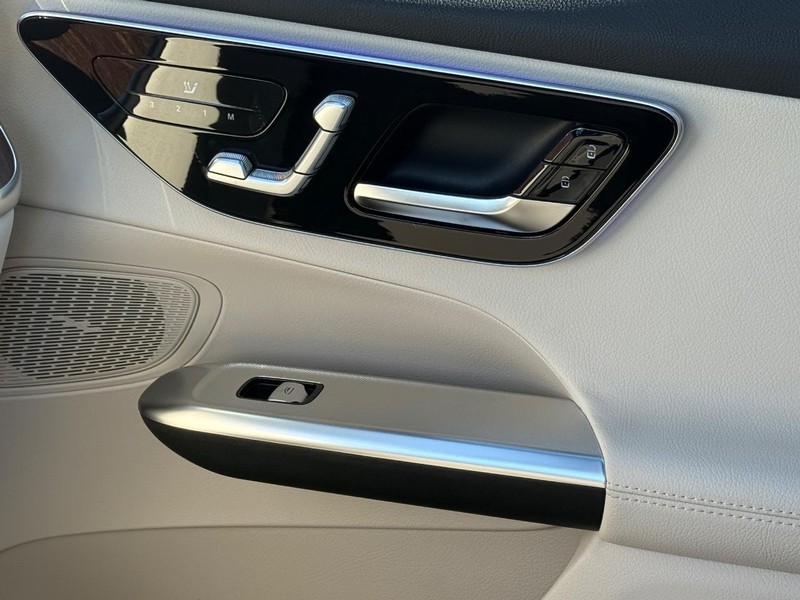 Mercedes-Benz GLC Vehicle Full-screen Gallery Image 18