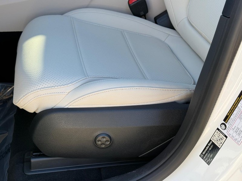 Mercedes-Benz GLC Vehicle Full-screen Gallery Image 20