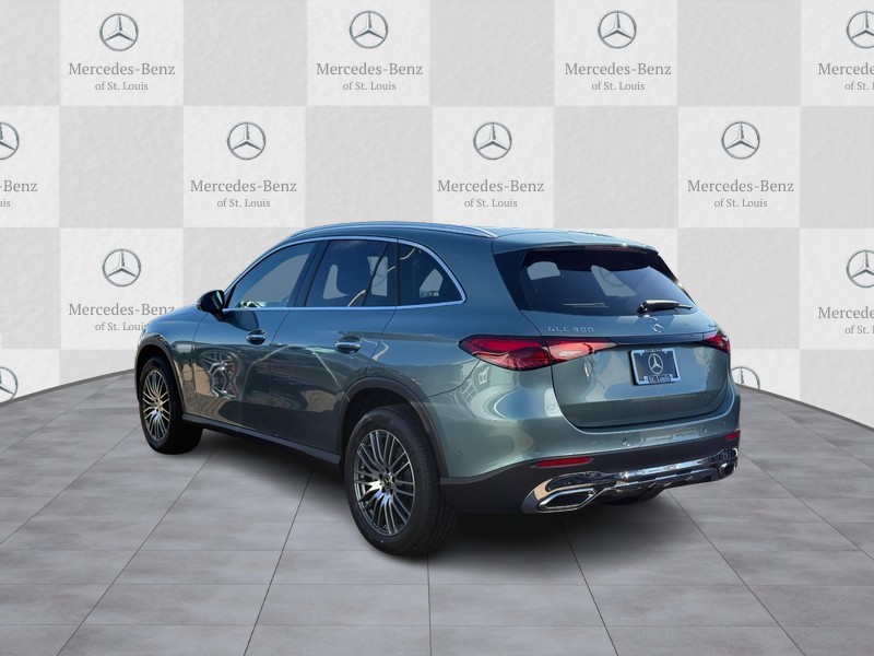 Mercedes-Benz GLC Vehicle Full-screen Gallery Image 3