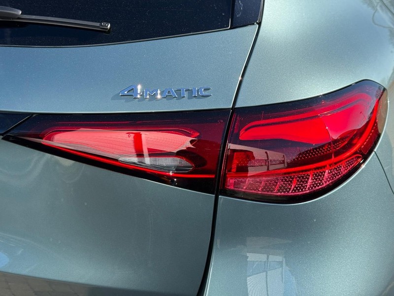 Mercedes-Benz GLC Vehicle Full-screen Gallery Image 5