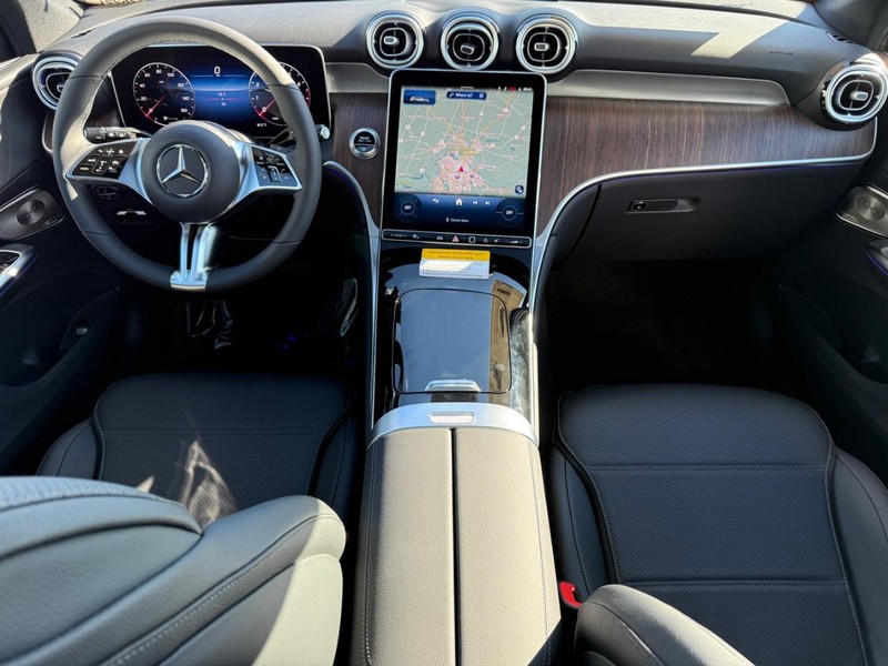 Mercedes-Benz GLC Vehicle Full-screen Gallery Image 9