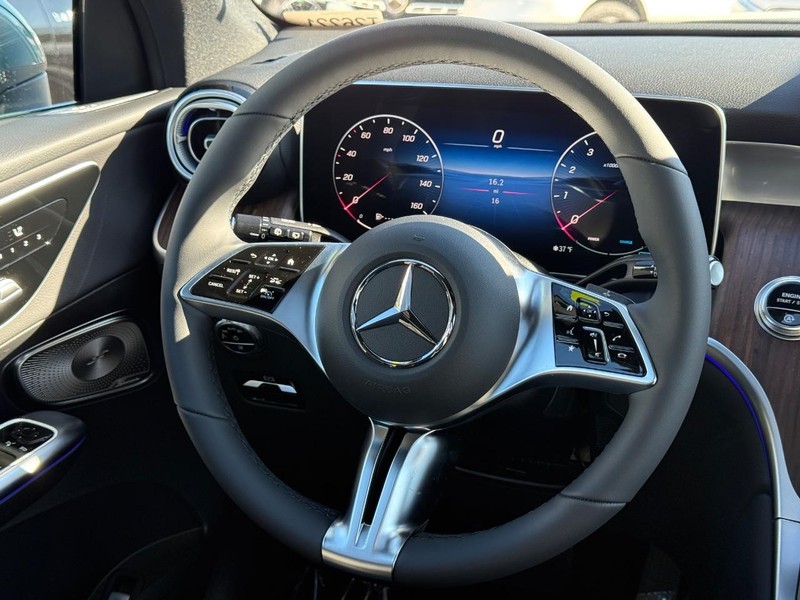 Mercedes-Benz GLC Vehicle Full-screen Gallery Image 10
