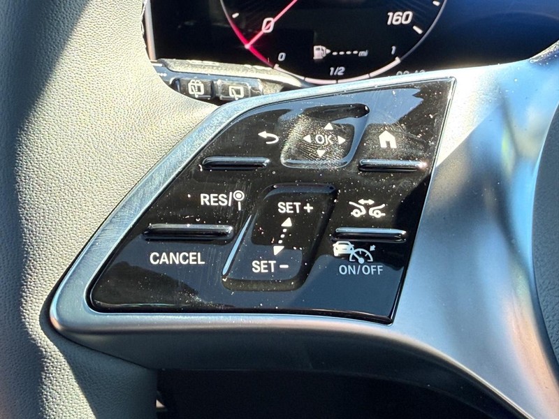 Mercedes-Benz GLC Vehicle Full-screen Gallery Image 11