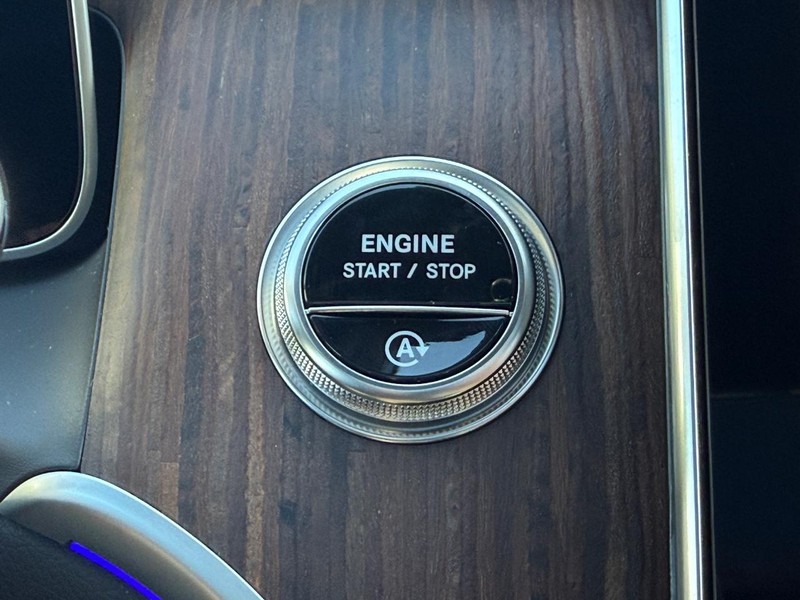 Mercedes-Benz GLC Vehicle Full-screen Gallery Image 13