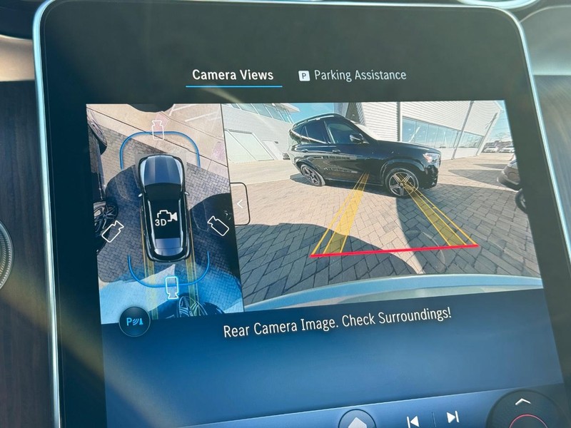 Mercedes-Benz GLC Vehicle Full-screen Gallery Image 15