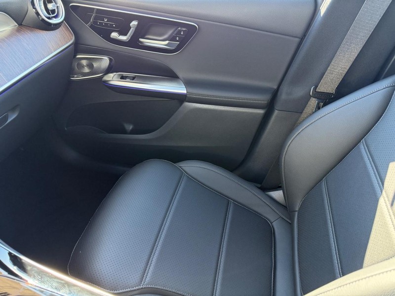 Mercedes-Benz GLC Vehicle Full-screen Gallery Image 17