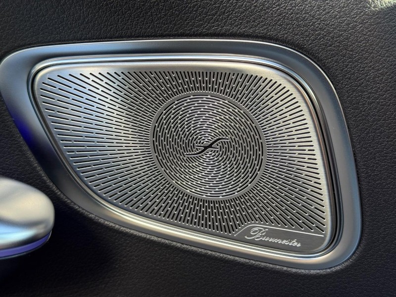 Mercedes-Benz GLC Vehicle Full-screen Gallery Image 19