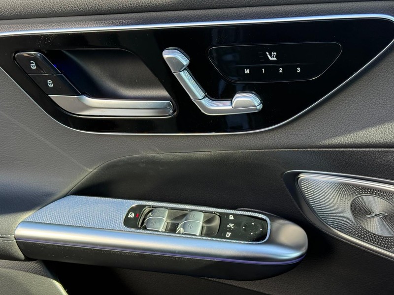 Mercedes-Benz GLC Vehicle Full-screen Gallery Image 20