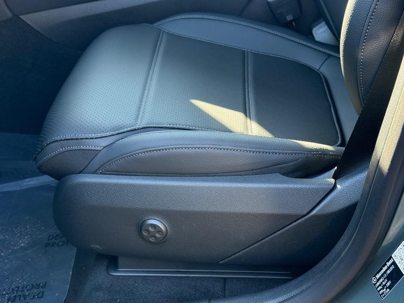 Mercedes-Benz GLC Vehicle Full-screen Gallery Image 21